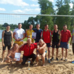 На пляже озера Сенненское районные власти обустроили песчаную площадку для пляжного волейбола. Первый турнир уже состоялся.