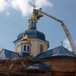 Установить кресты на куполах двух храмов помогли спасатели